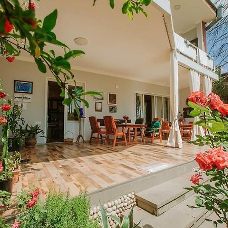 Neli & Zaal Guest House Telavi Bagian luar foto
