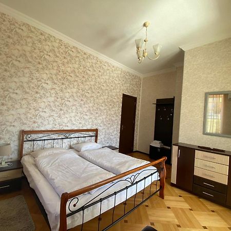Neli & Zaal Guest House Telavi Bagian luar foto