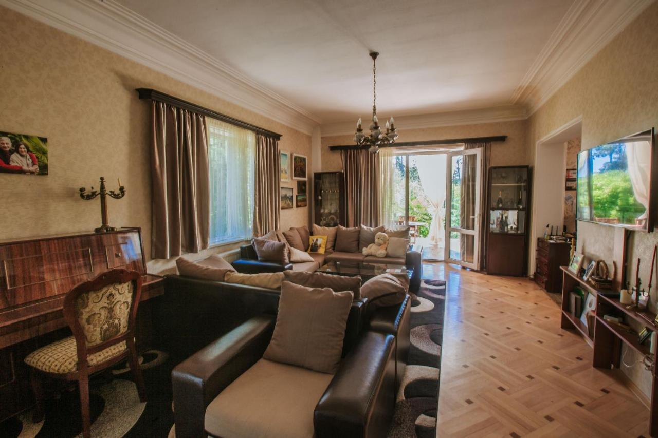 Neli & Zaal Guest House Telavi Bagian luar foto