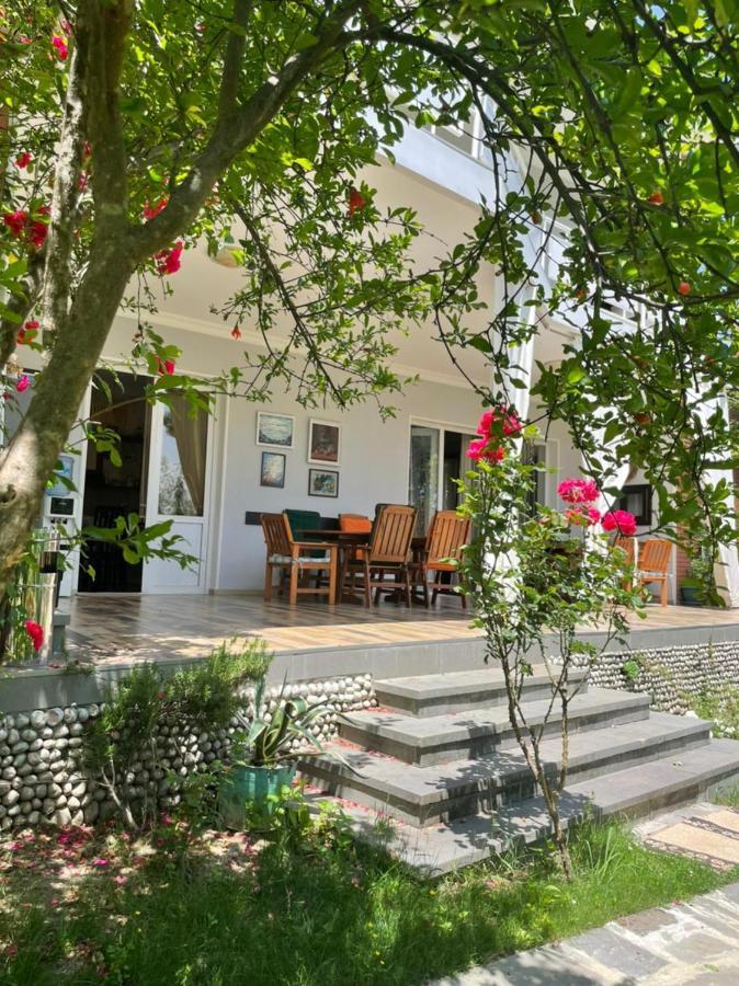Neli & Zaal Guest House Telavi Bagian luar foto