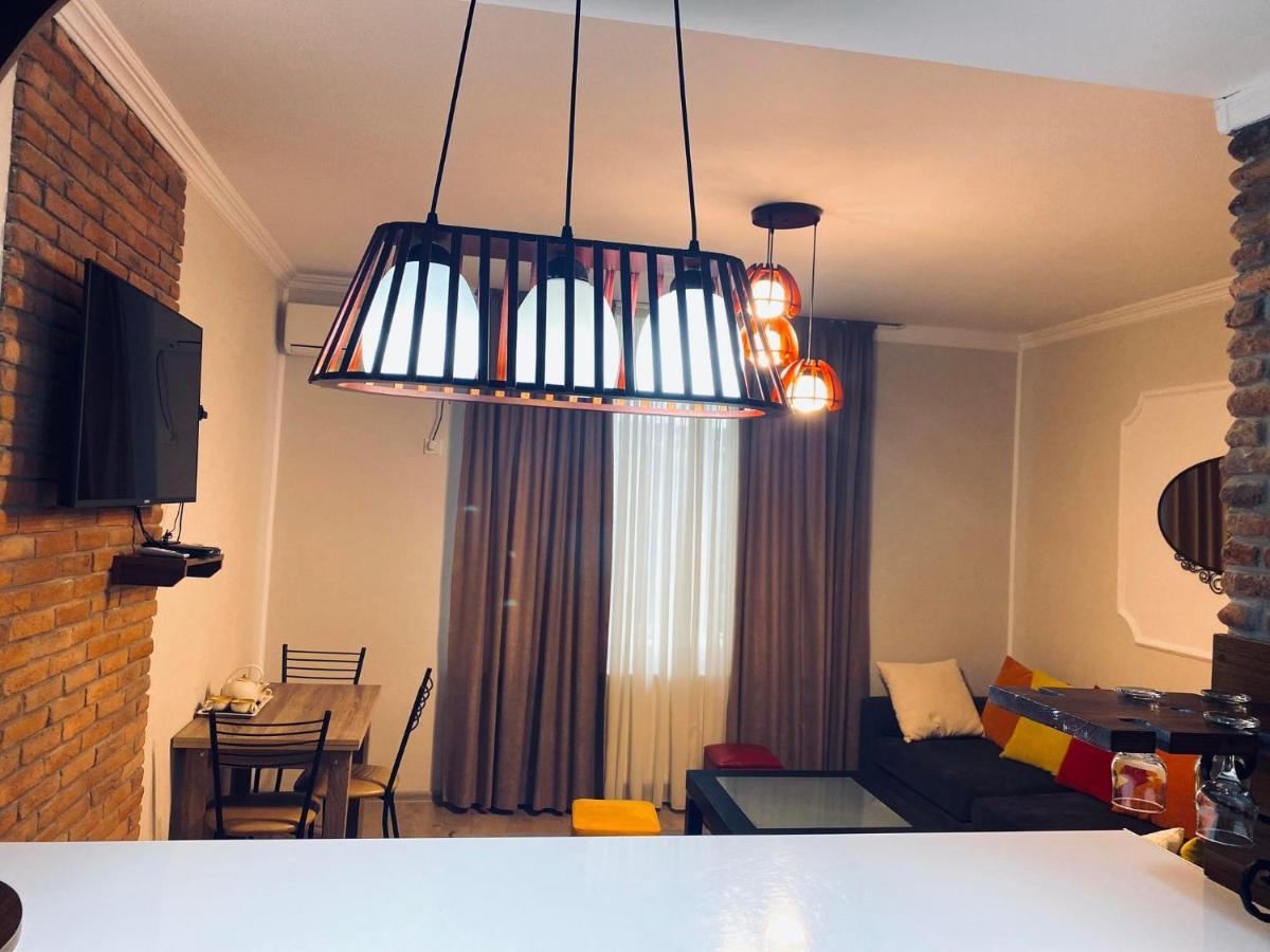 Neli & Zaal Guest House Telavi Bagian luar foto