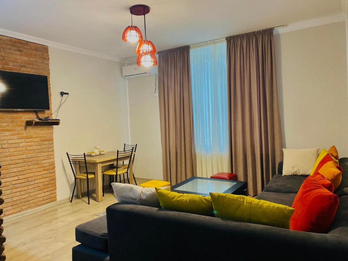 Neli & Zaal Guest House Telavi Bagian luar foto