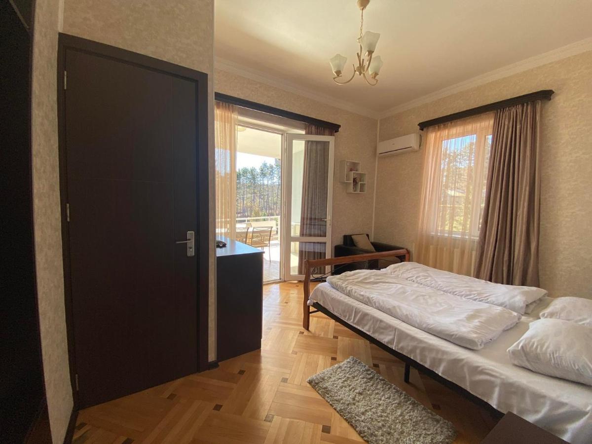 Neli & Zaal Guest House Telavi Bagian luar foto