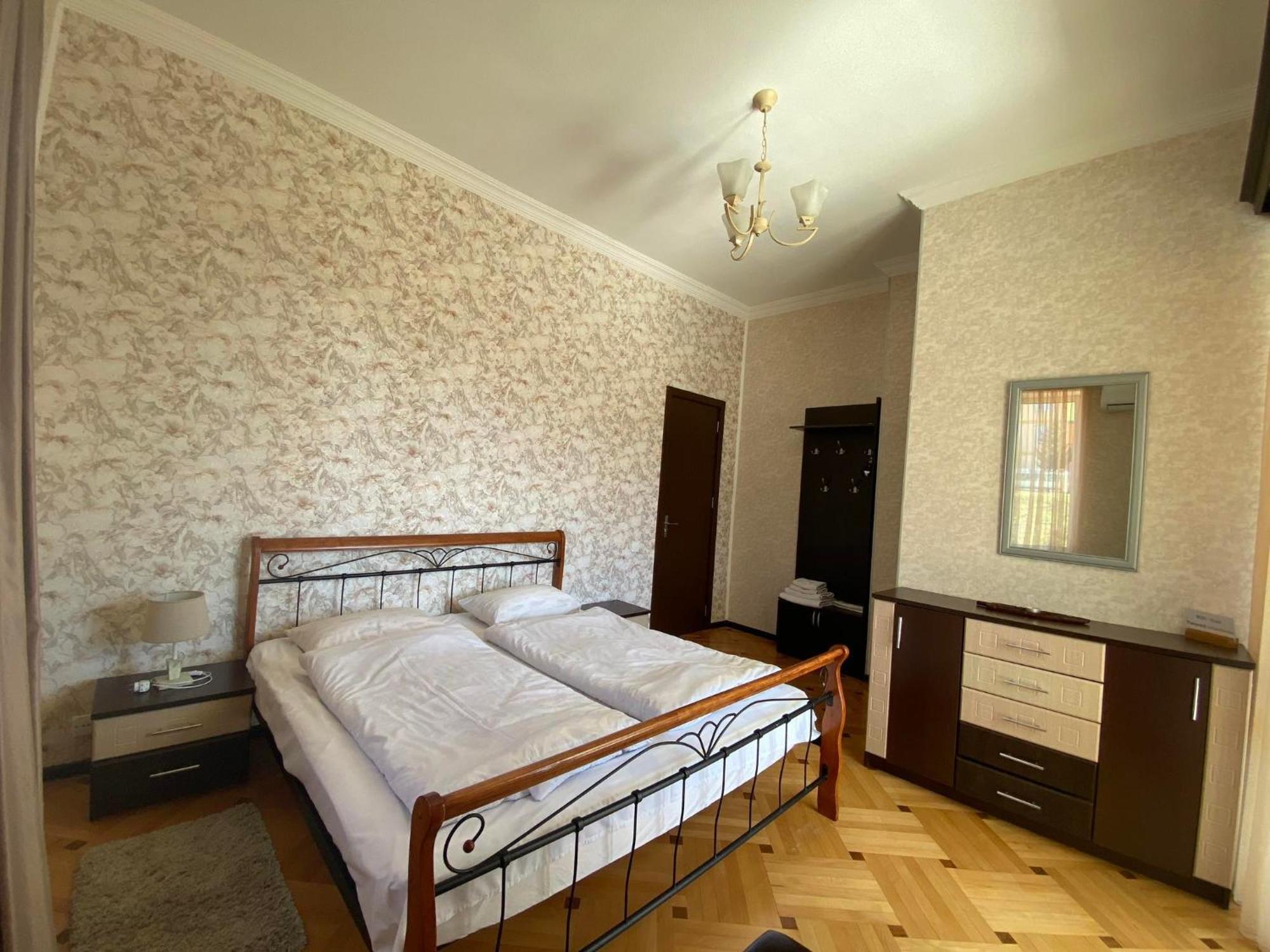 Neli & Zaal Guest House Telavi Bagian luar foto