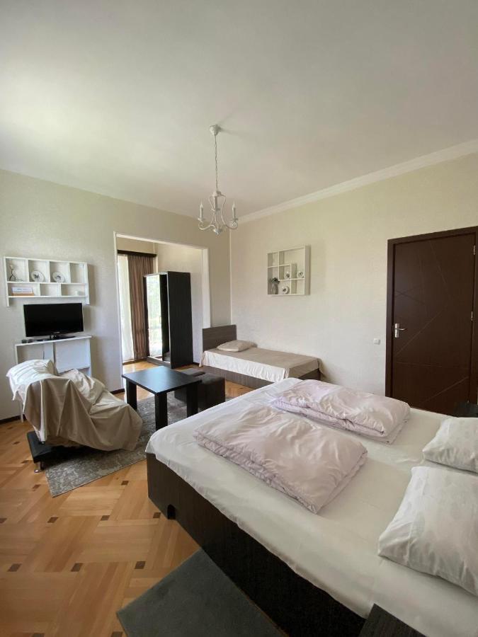 Neli & Zaal Guest House Telavi Bagian luar foto
