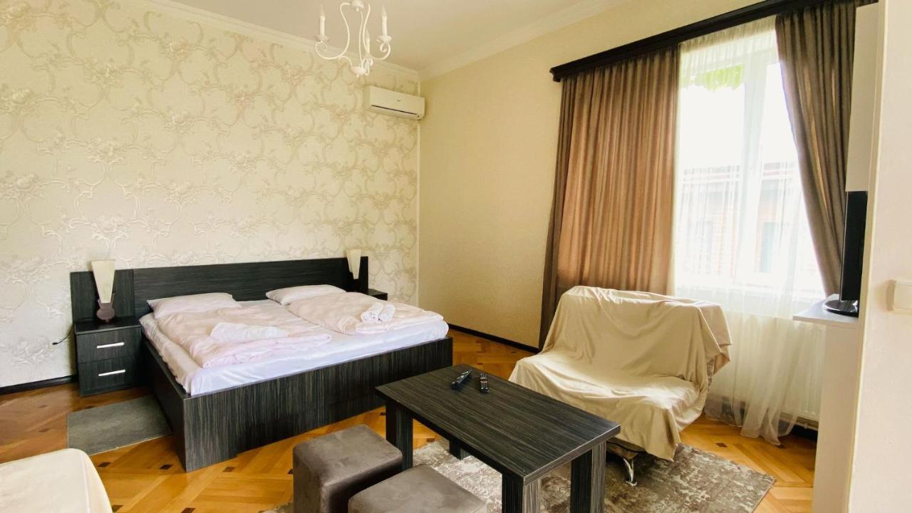 Neli & Zaal Guest House Telavi Bagian luar foto