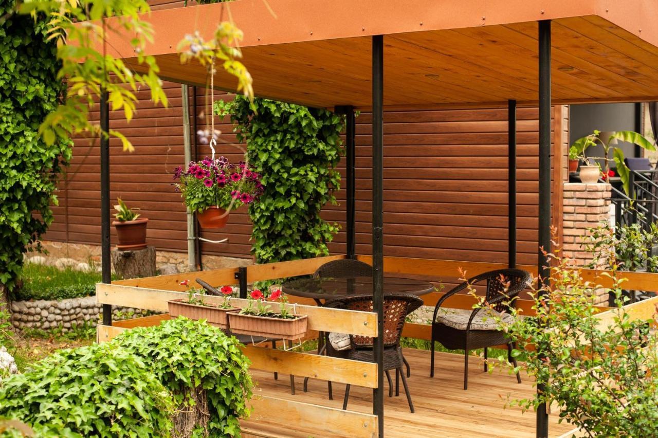 Neli & Zaal Guest House Telavi Bagian luar foto