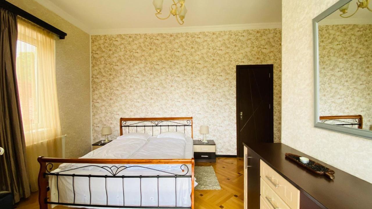 Neli & Zaal Guest House Telavi Bagian luar foto
