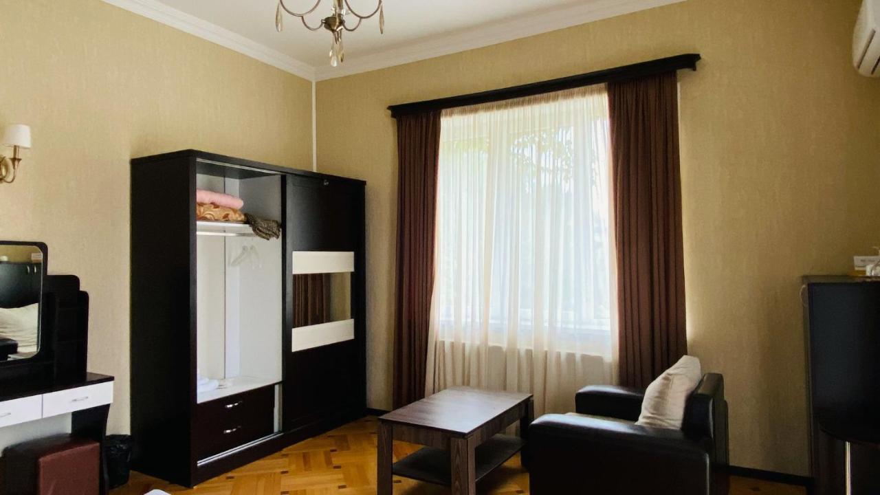 Neli & Zaal Guest House Telavi Bagian luar foto
