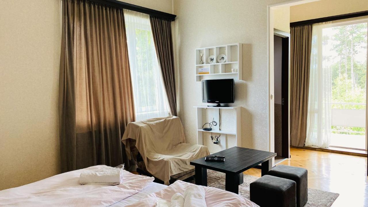 Neli & Zaal Guest House Telavi Bagian luar foto