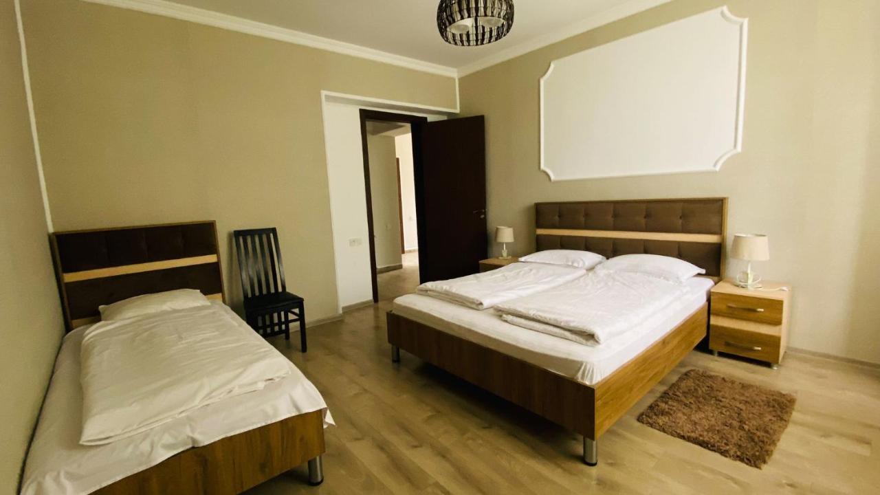 Neli & Zaal Guest House Telavi Bagian luar foto