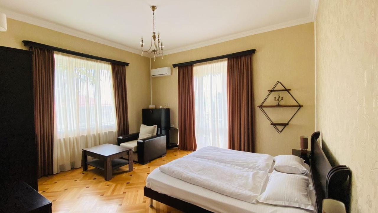 Neli & Zaal Guest House Telavi Bagian luar foto