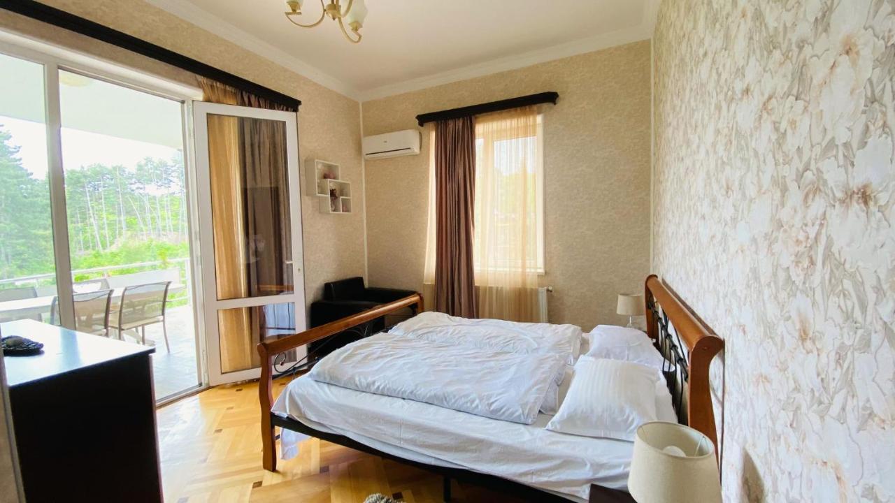 Neli & Zaal Guest House Telavi Bagian luar foto