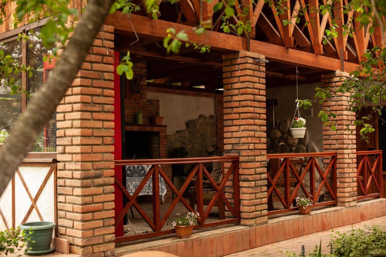 Neli & Zaal Guest House Telavi Bagian luar foto