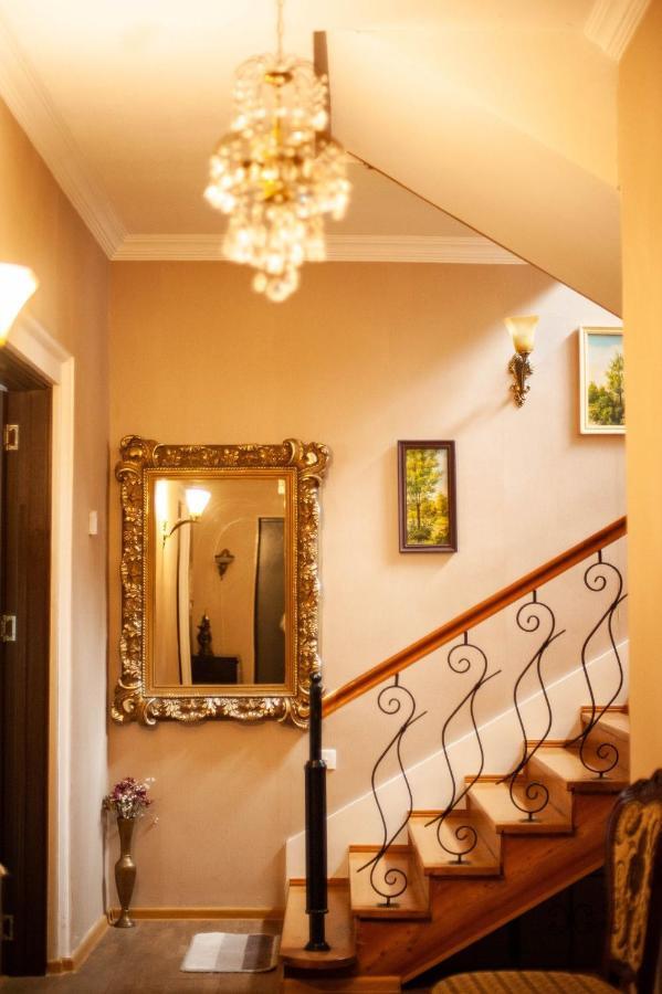 Neli & Zaal Guest House Telavi Bagian luar foto