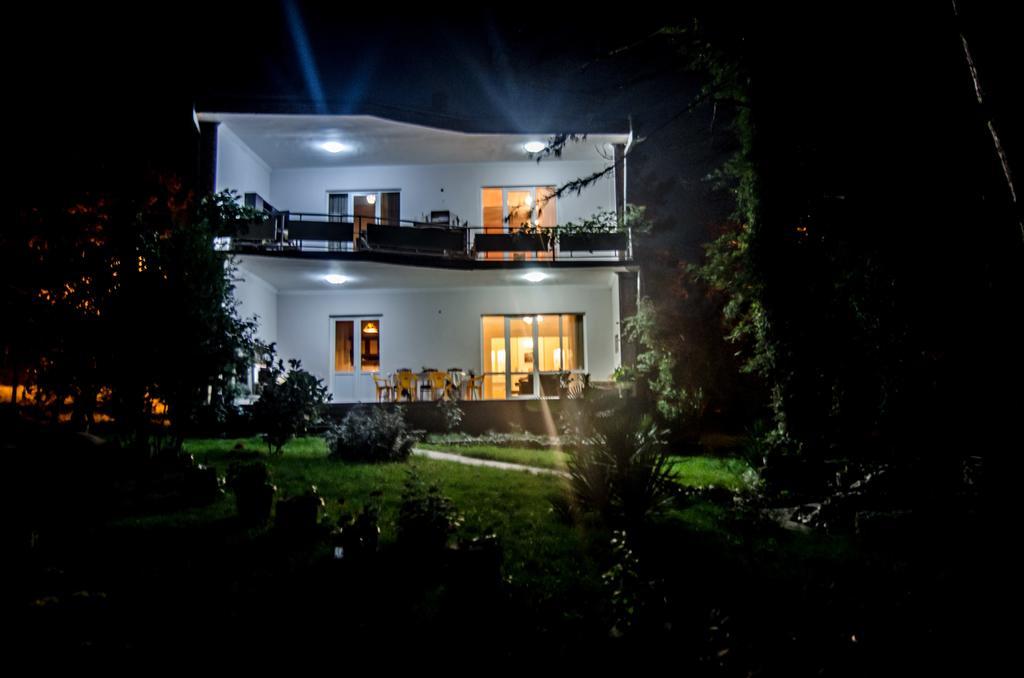 Neli & Zaal Guest House Telavi Bagian luar foto